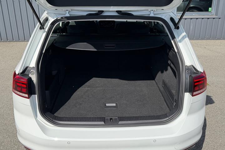 Hvid VW Passat fra 2021