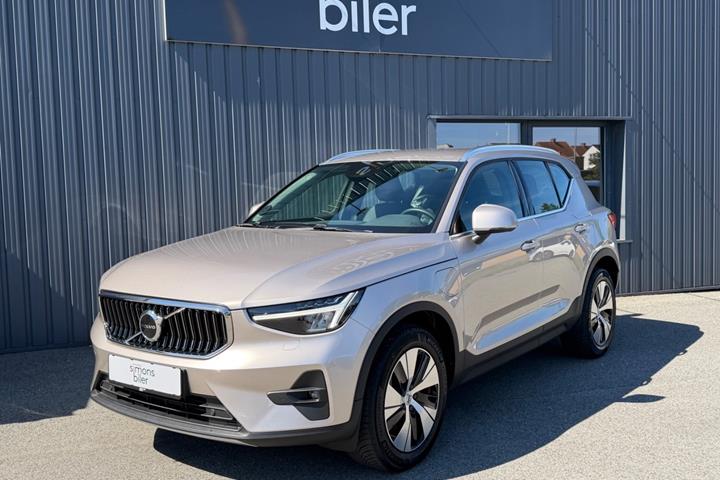 Beige Volvo XC40 fra 2023