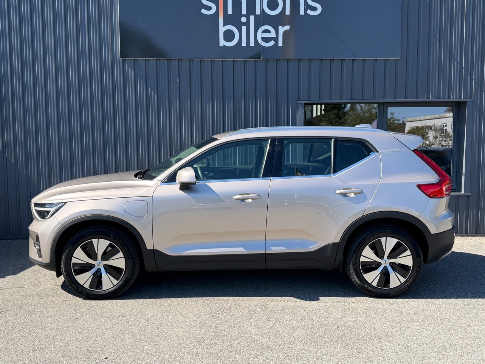 Beige Volvo XC40 fra 2023