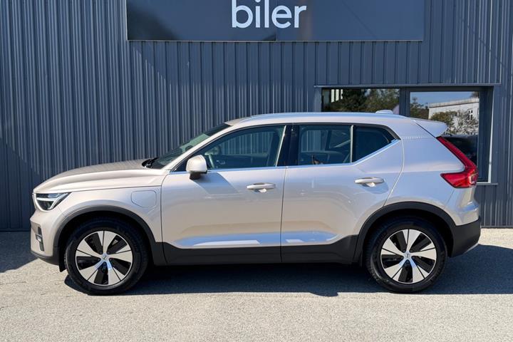 Beige Volvo XC40 fra 2023