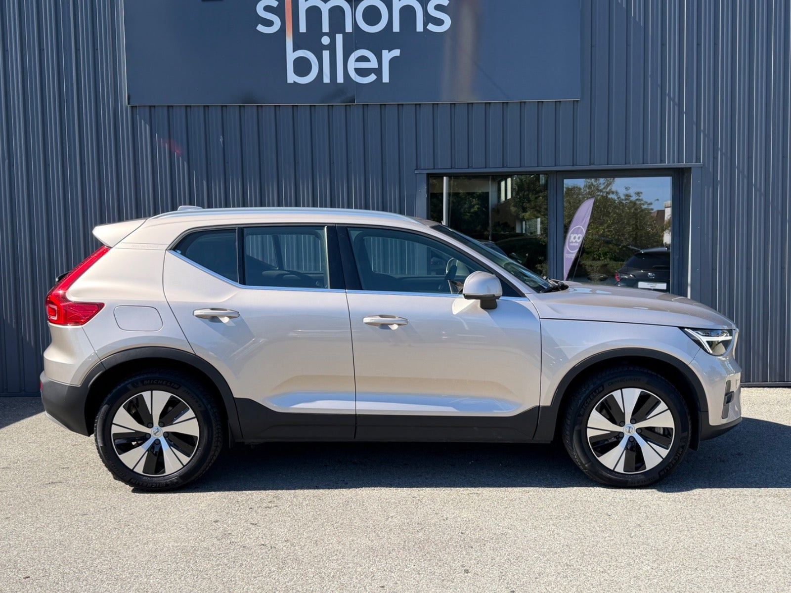 Beige Volvo XC40 fra 2023