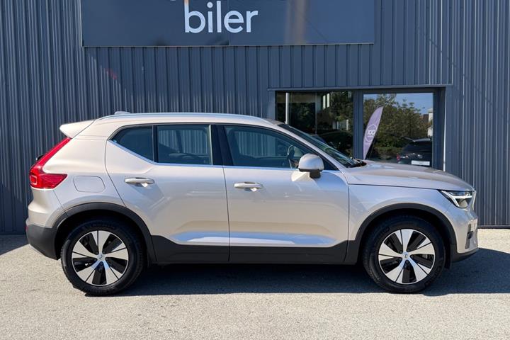 Beige Volvo XC40 fra 2023