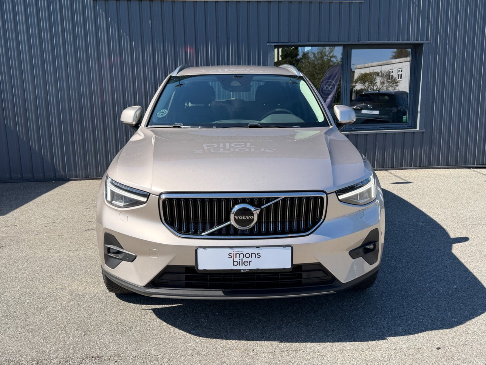 Beige Volvo XC40 fra 2023