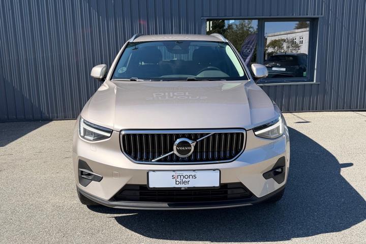Beige Volvo XC40 fra 2023