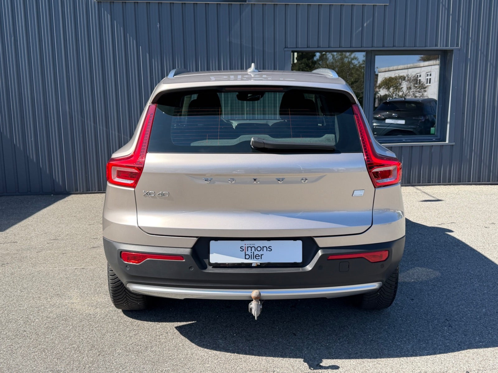 Beige Volvo XC40 fra 2023