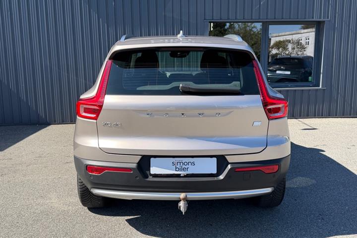 Beige Volvo XC40 fra 2023