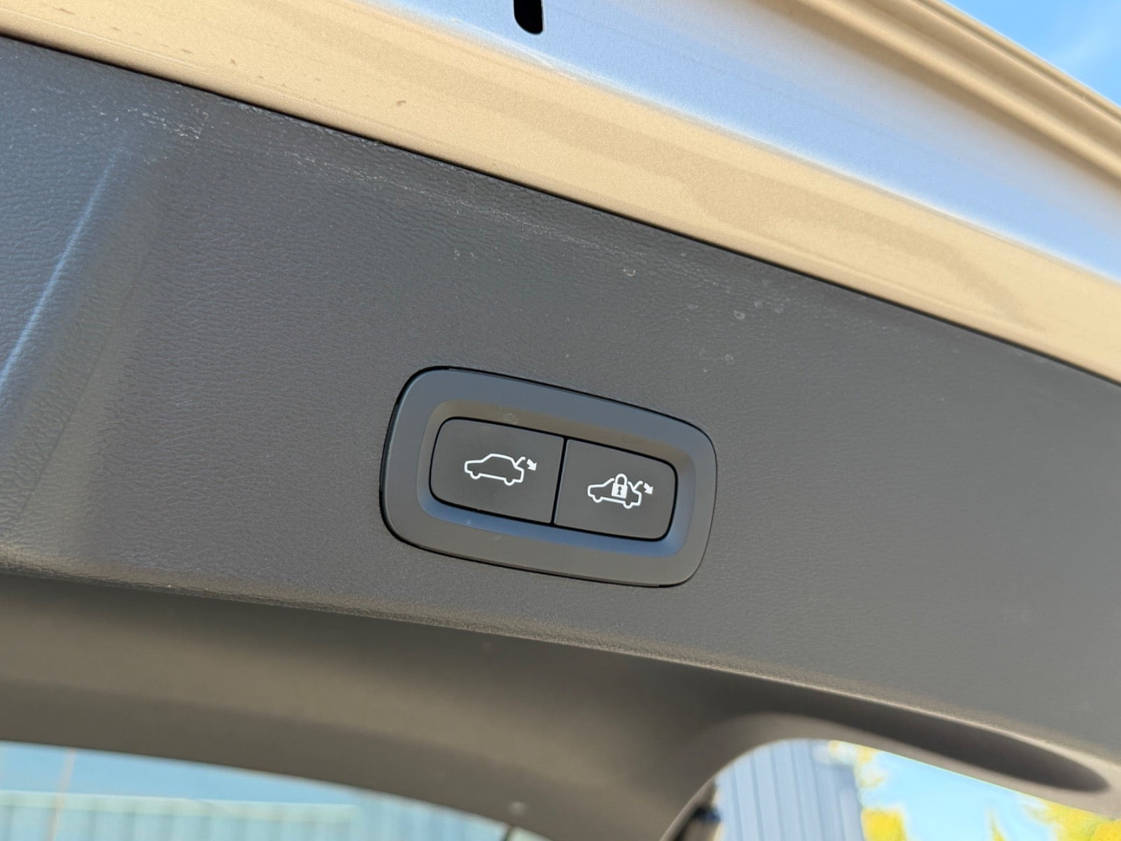 Beige Volvo XC40 fra 2023