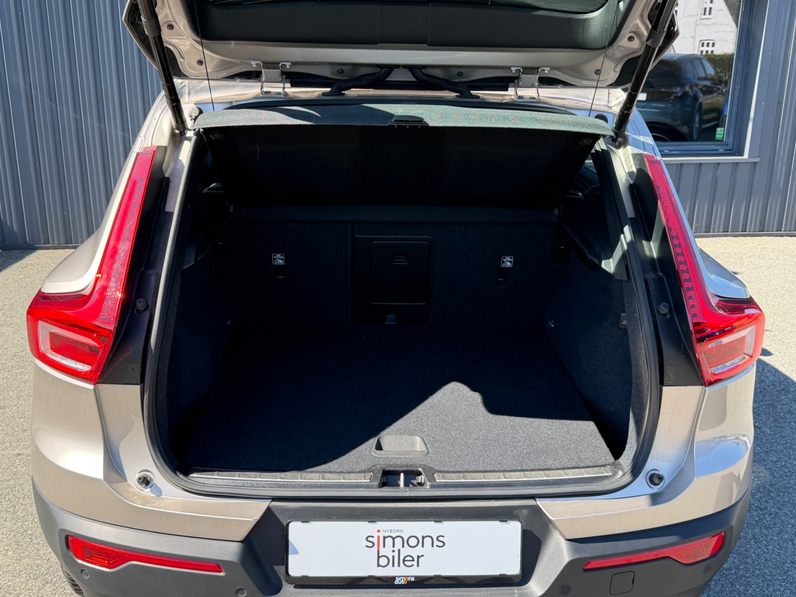 Beige Volvo XC40 fra 2023