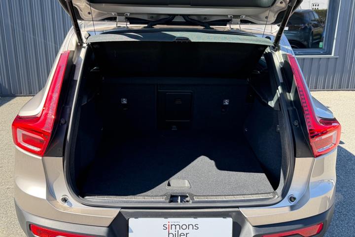 Beige Volvo XC40 fra 2023