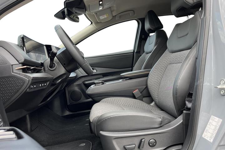 Grå Nissan Ariya fra 2024