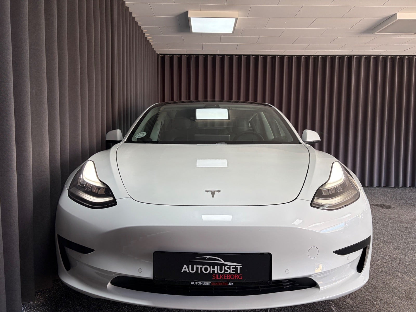 Sort Tesla Model 3 fra 2020