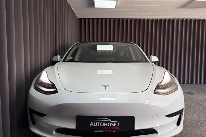 Sort Tesla Model 3 fra 2020