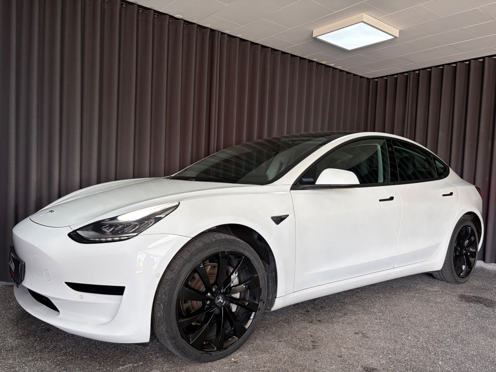 Sort Tesla Model 3 fra 2020
