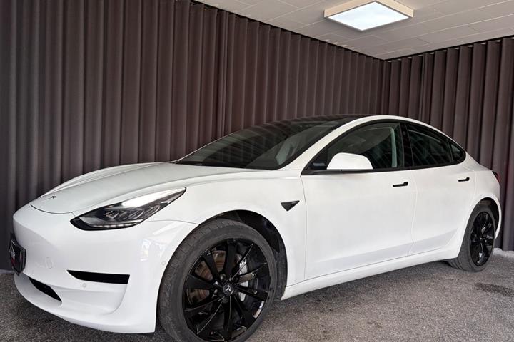 Sort Tesla Model 3 fra 2020