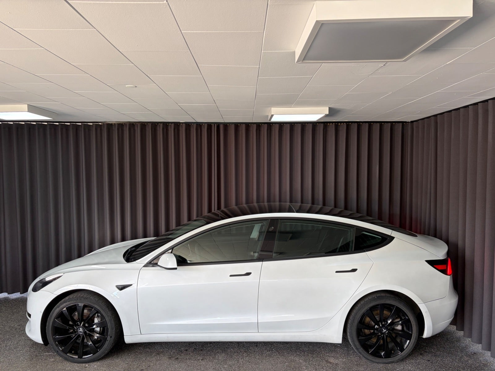 Sort Tesla Model 3 fra 2020