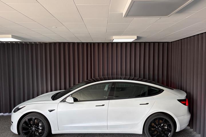 Sort Tesla Model 3 fra 2020