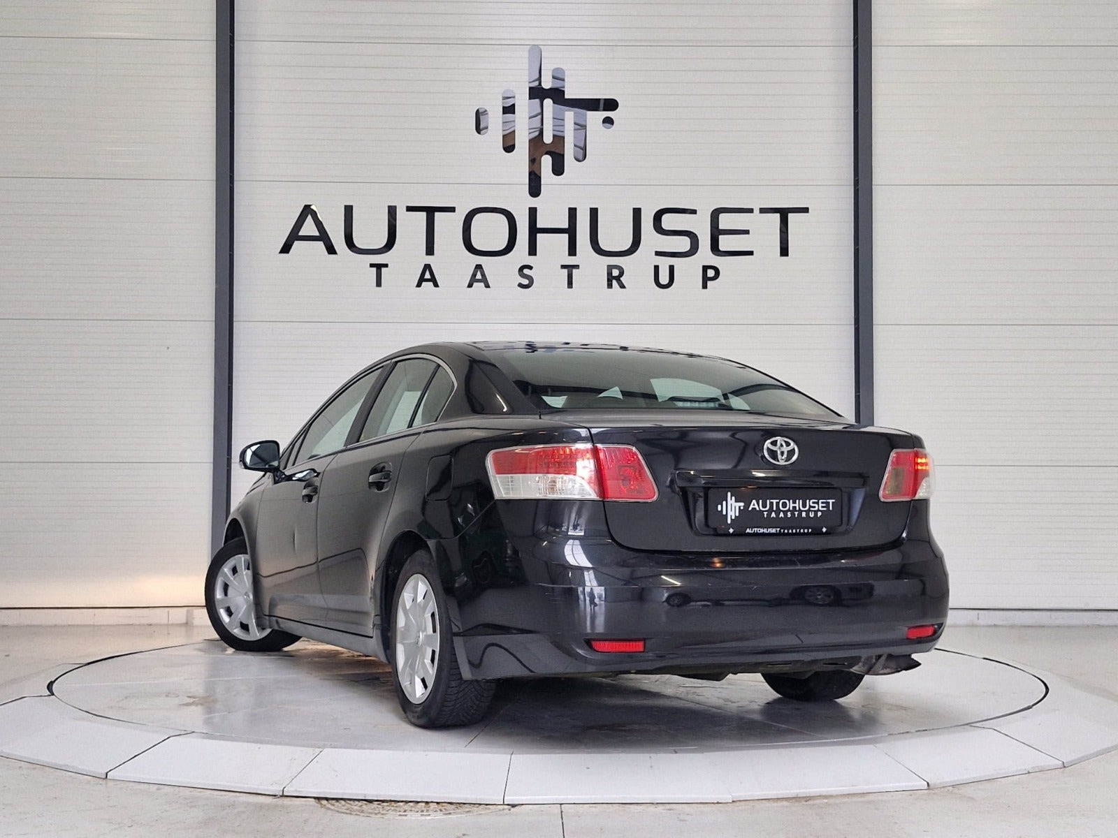 Sort Toyota Avensis fra 2010