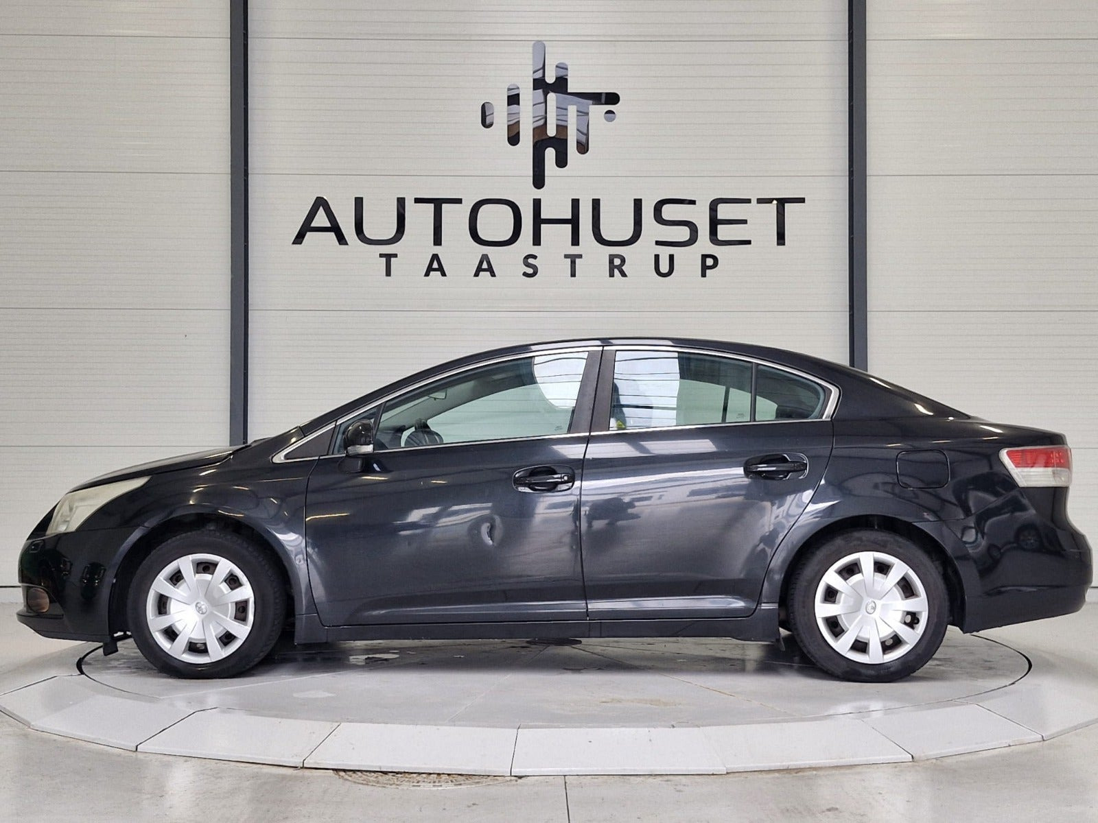 Sort Toyota Avensis fra 2010