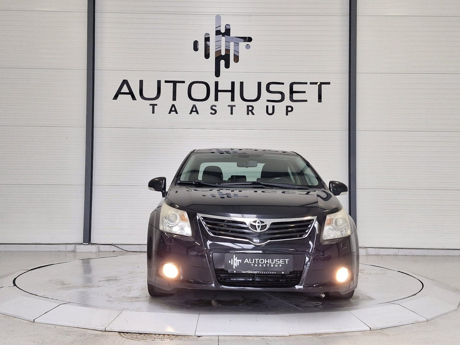 Sort Toyota Avensis fra 2010