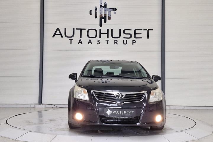 Sort Toyota Avensis fra 2010