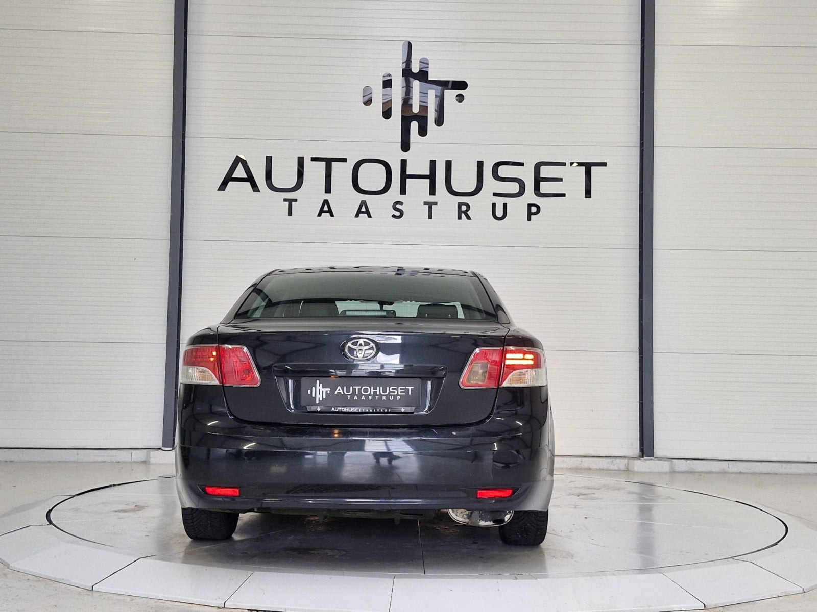 Sort Toyota Avensis fra 2010