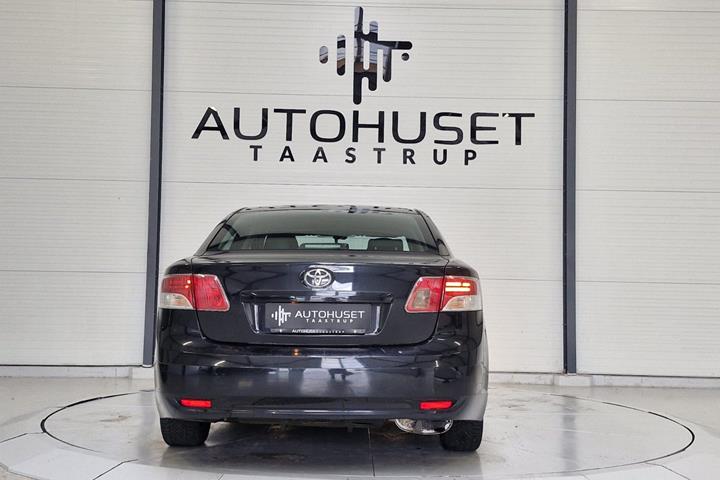 Sort Toyota Avensis fra 2010