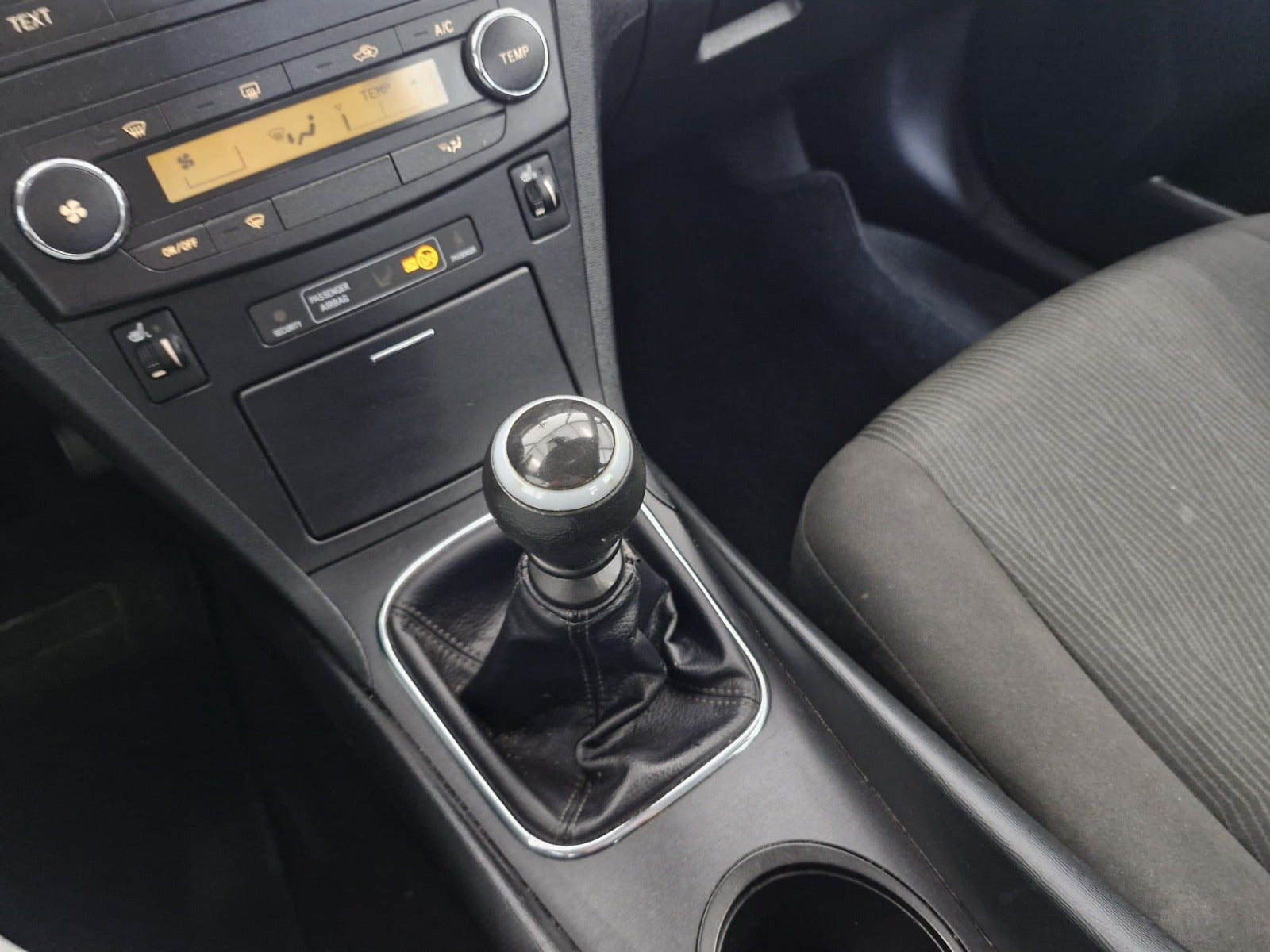 Sort Toyota Avensis fra 2010