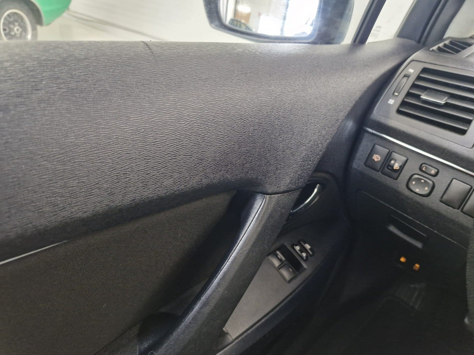 Sort Toyota Avensis fra 2010