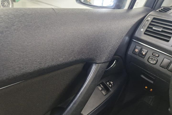 Sort Toyota Avensis fra 2010