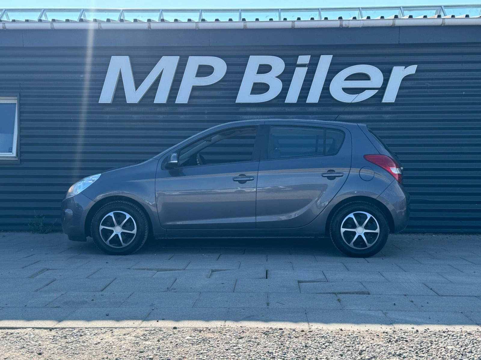 Grå Hyundai i20 fra 2011