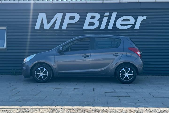 Grå Hyundai i20 fra 2011