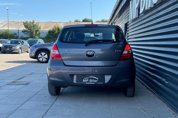 Grå Hyundai i20 fra 2011