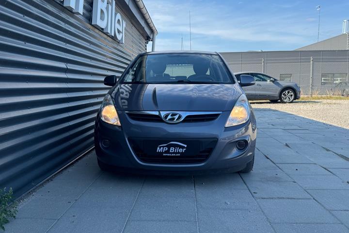 Grå Hyundai i20 fra 2011