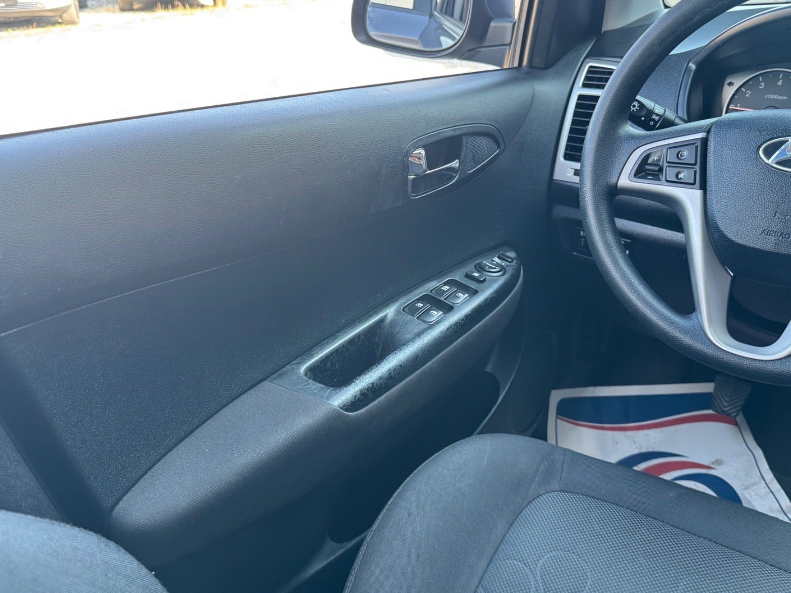 Grå Hyundai i20 fra 2011