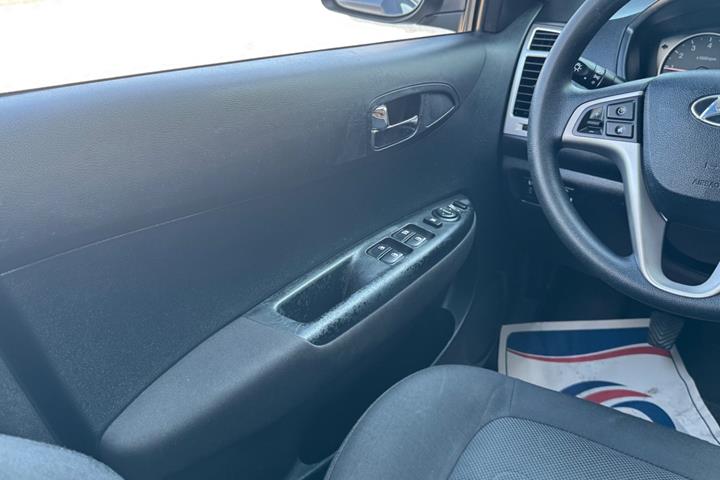 Grå Hyundai i20 fra 2011