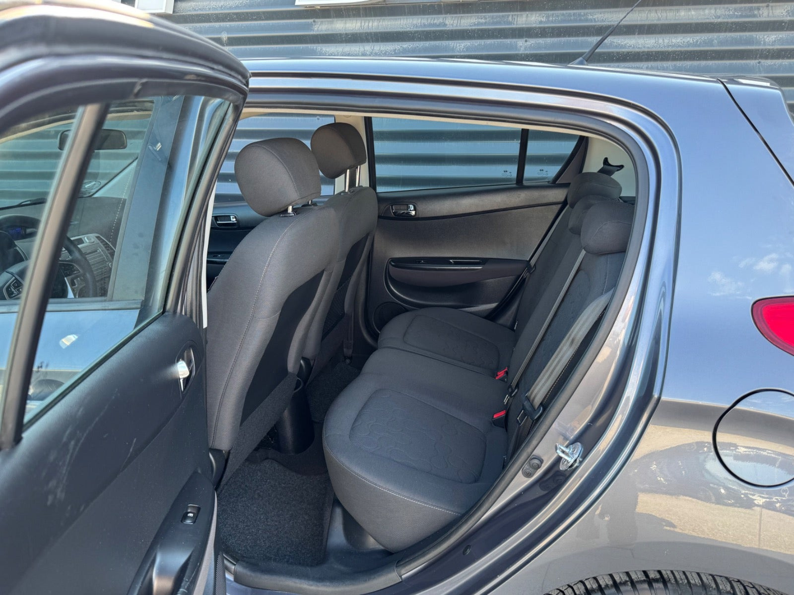 Grå Hyundai i20 fra 2011
