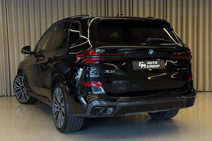 Sort BMW X5 fra 2023