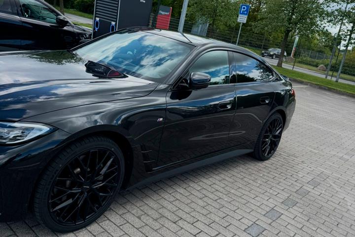 Sort BMW i4 fra 2023
