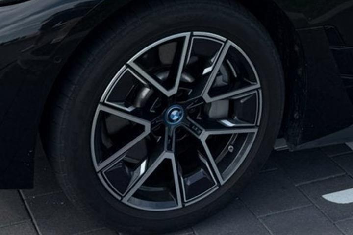 Sort BMW i4 fra 2023