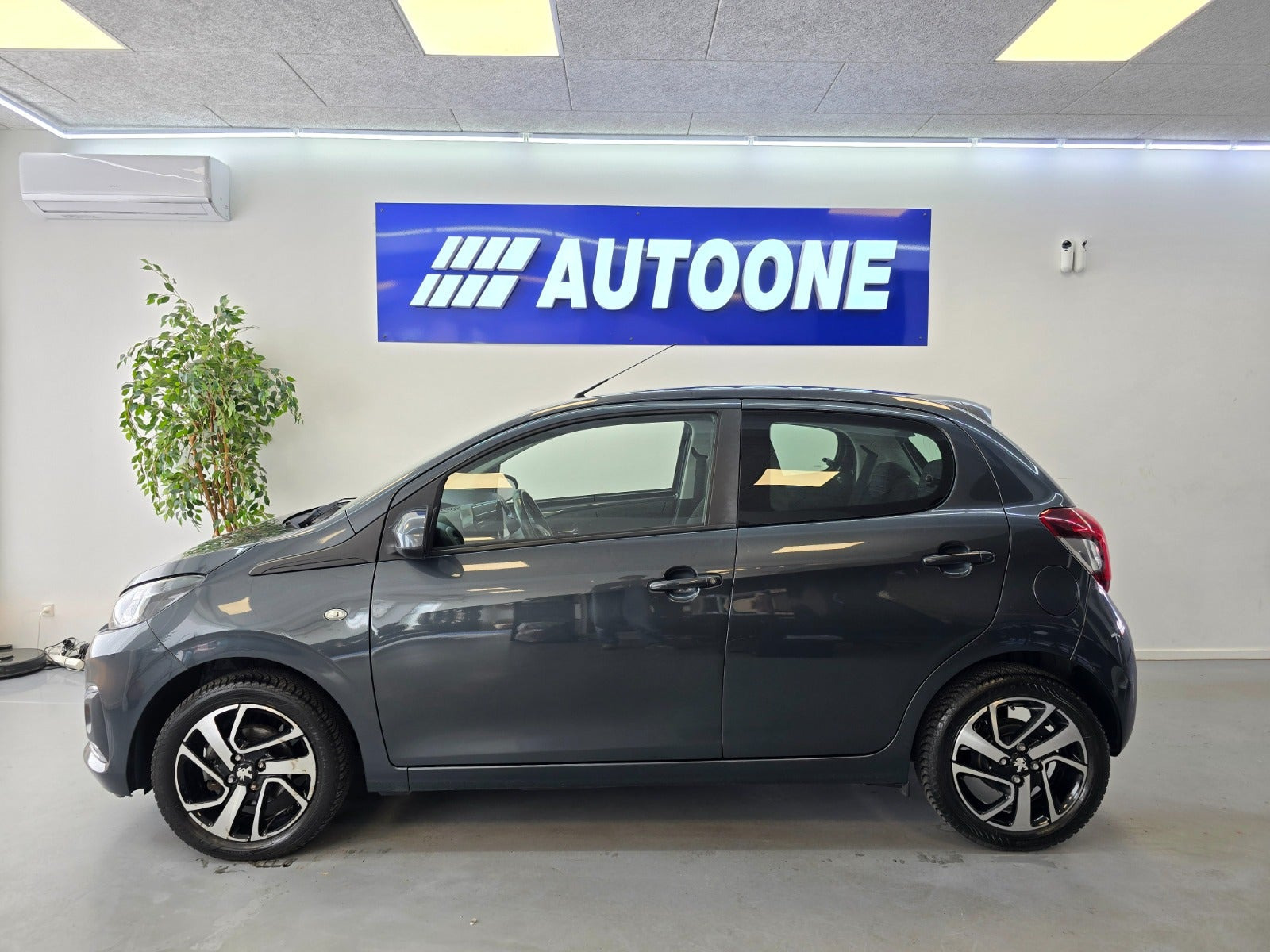 Grå Peugeot 108 fra 2021