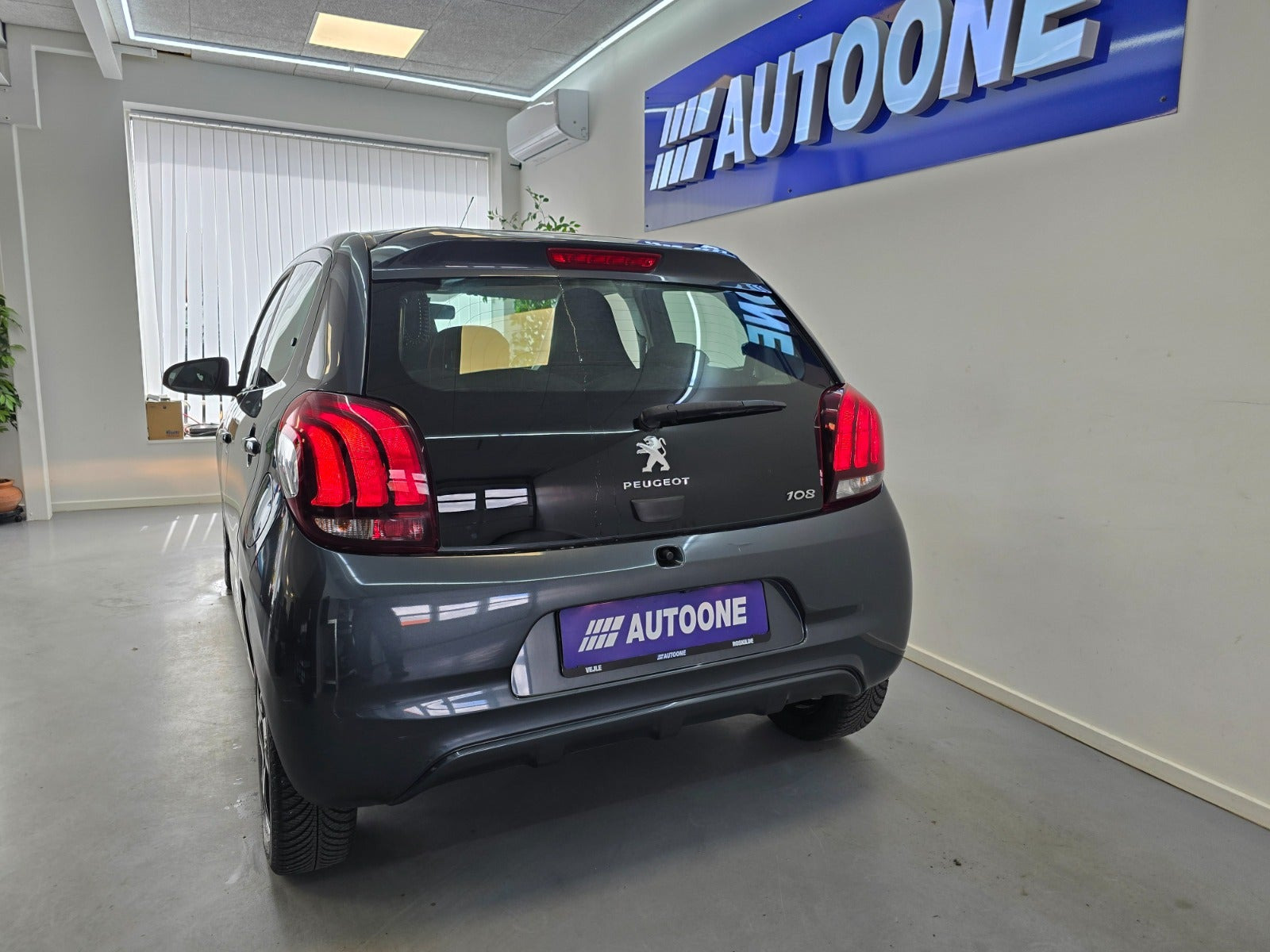 Grå Peugeot 108 fra 2021