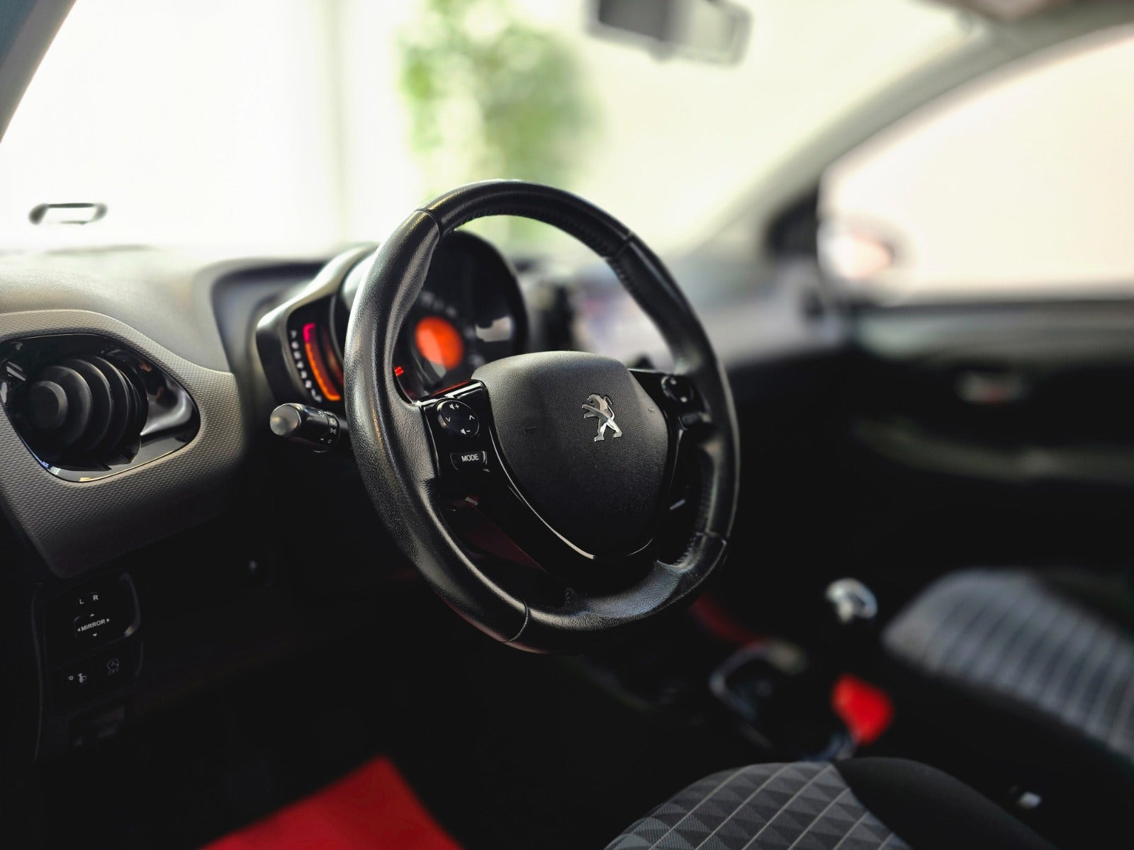 Grå Peugeot 108 fra 2021