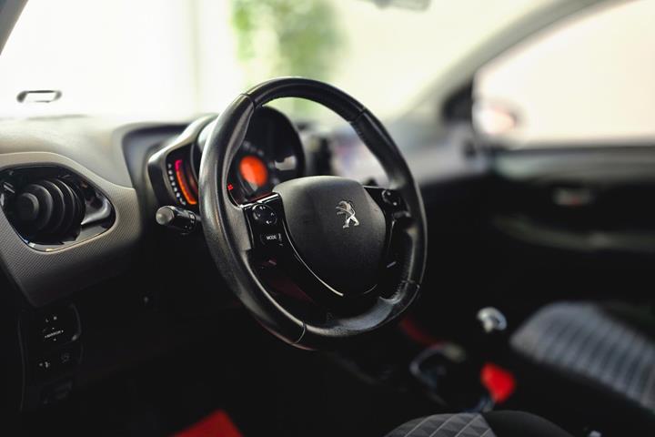 Grå Peugeot 108 fra 2021