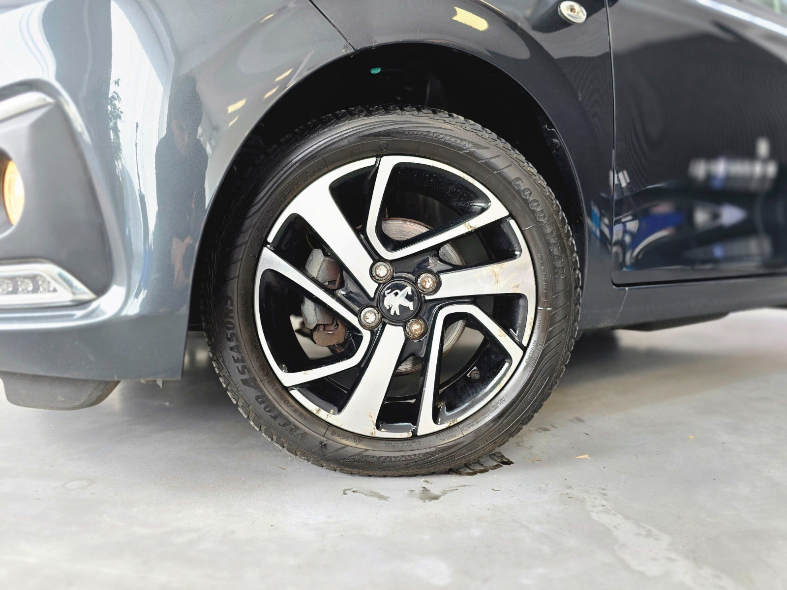 Grå Peugeot 108 fra 2021