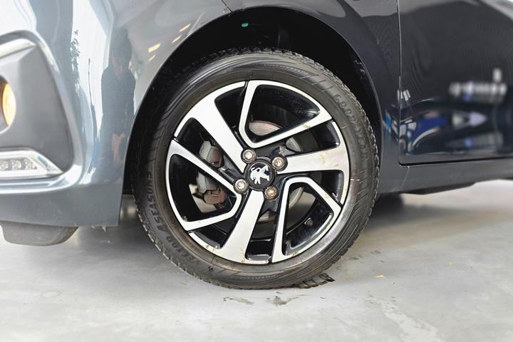 Grå Peugeot 108 fra 2021