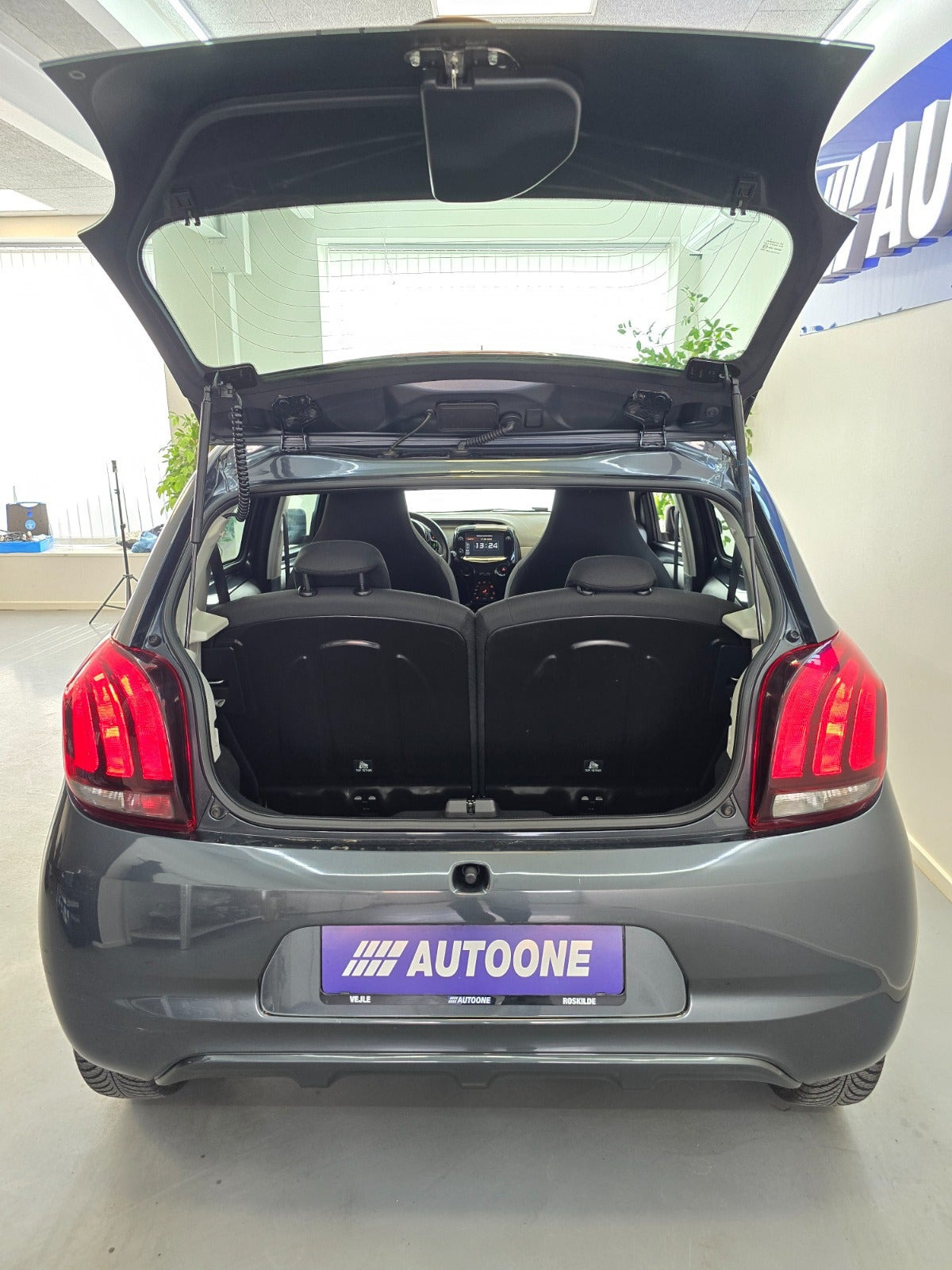 Grå Peugeot 108 fra 2021