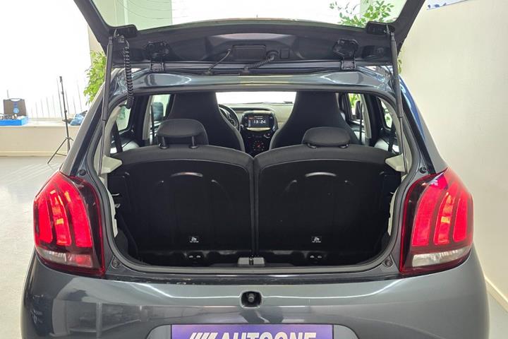 Grå Peugeot 108 fra 2021