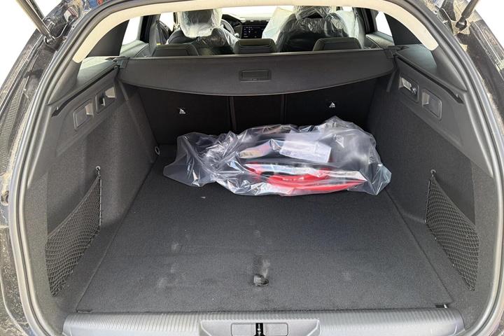 Sort Peugeot E-308 fra 2024