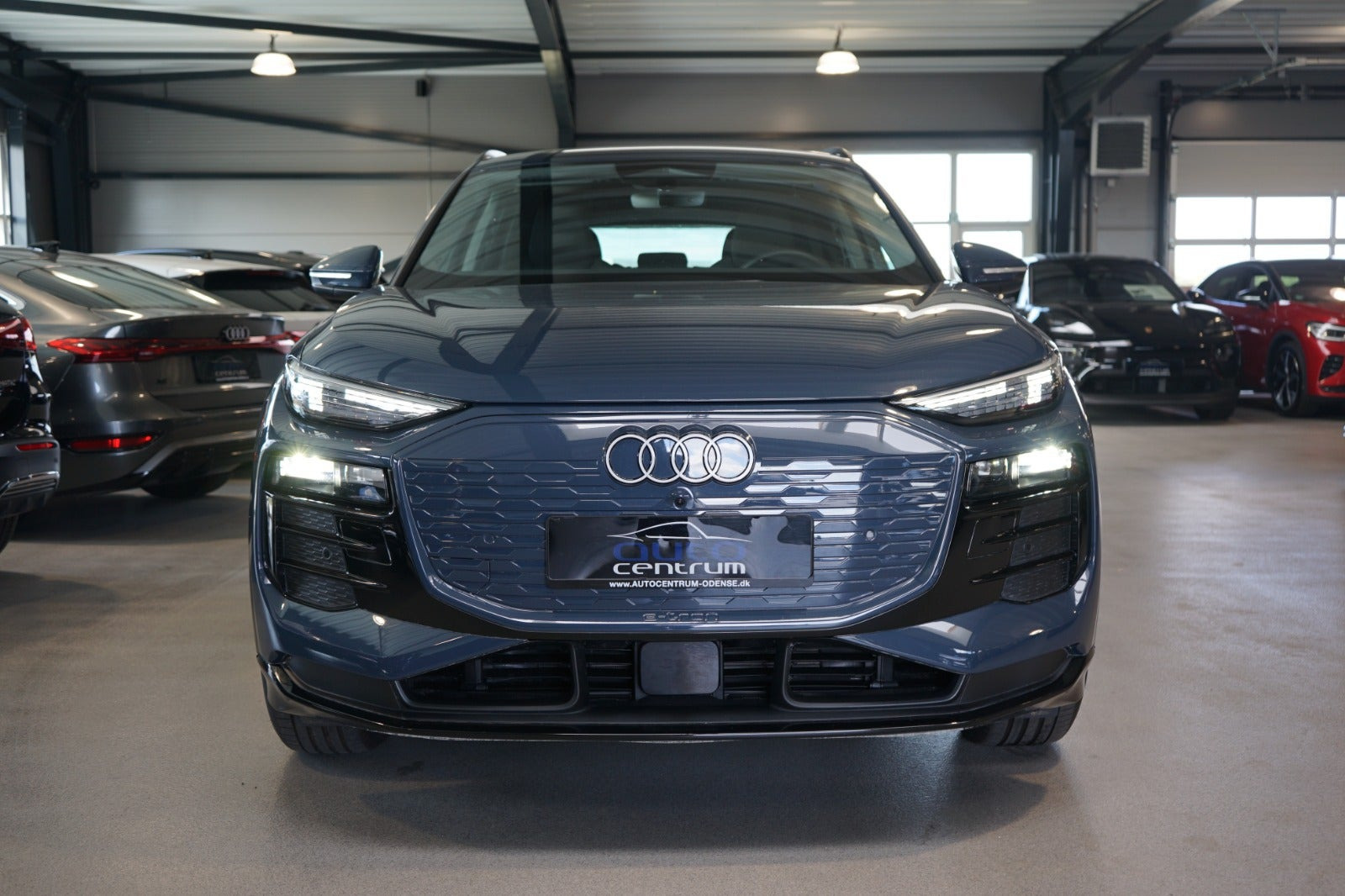 Blå Audi Q6 e-tron fra 2025