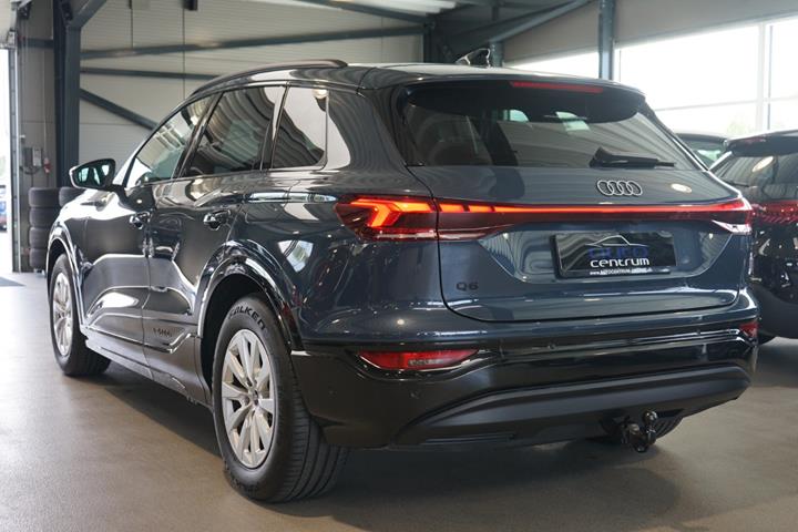 Blå Audi Q6 e-tron fra 2025